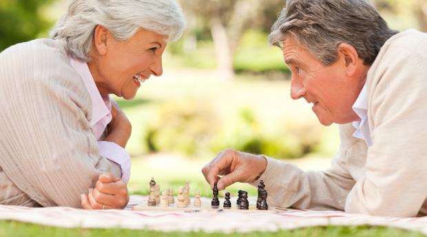 пожилая пара играет в шахматы