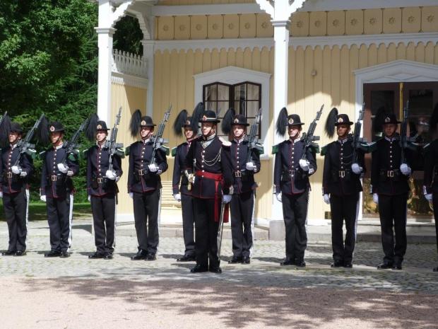 гвардейцы на карауле возле королевского дворца Осло