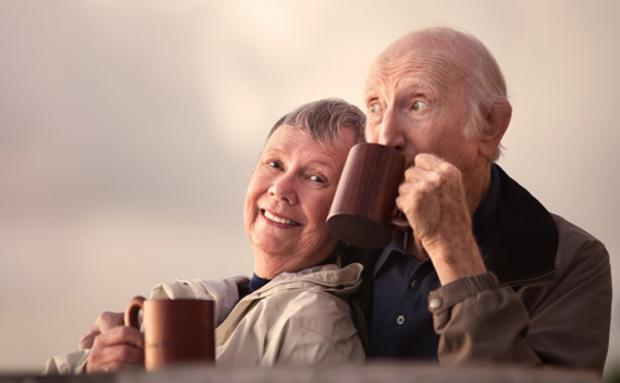 пожилая пара пьет кофе
