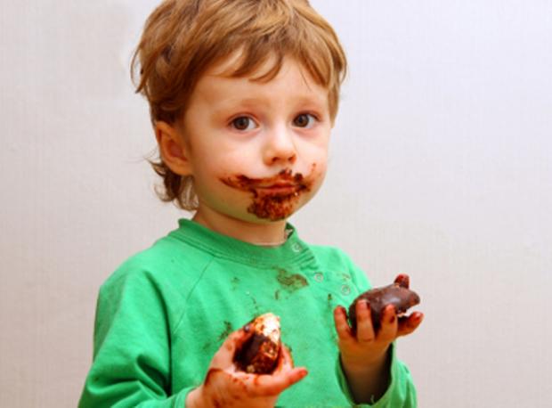 мальчик ест зефир в шоколаде 