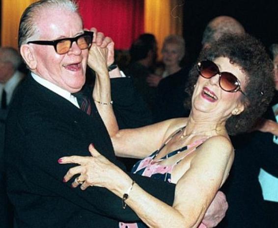пожилая пара танцует