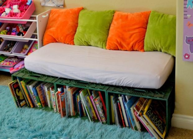 диван в детской комнате
