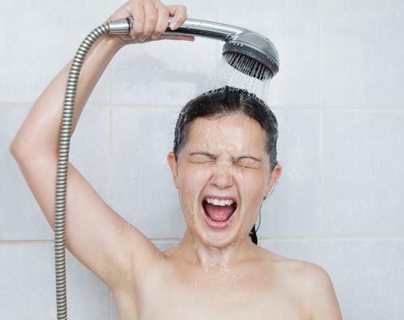 женщина принимает душ