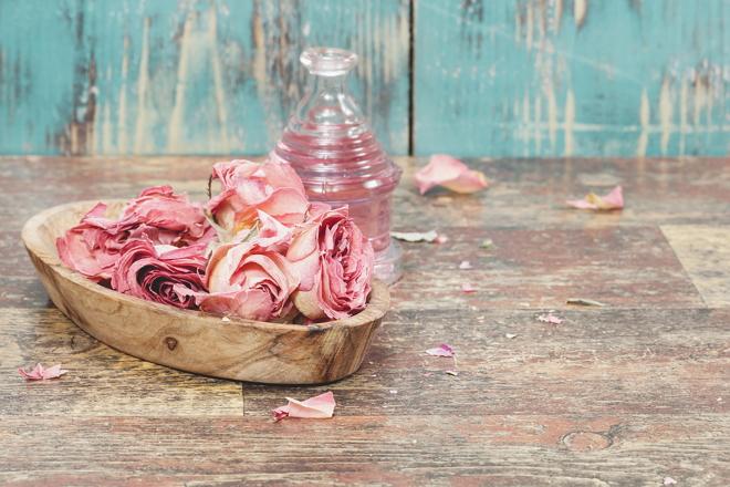 Лепестки розы и розовое масло