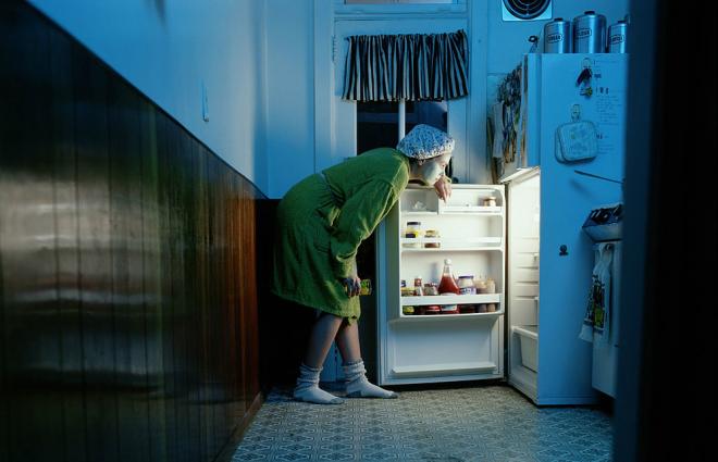 Женщина ночь холодильник