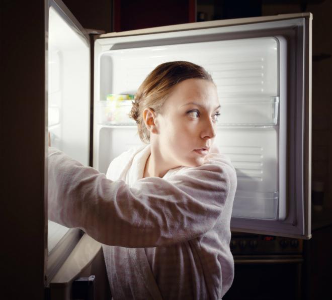 Женщина ночь холодильник