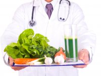 http://ru.depositphotos.com/panco: доктор держит в руках поднос с овощами