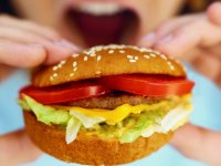 naked-science.ru: женщина ест гамбургер
