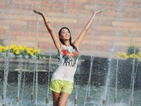 ru.depositphotos / LevBabenko: девушка стоит у фонтана