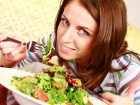 level-foto.com: девушка ест салат