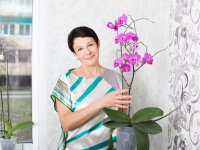 ru.depositphotos.com/Kruchenkova: зрелая женщина держит в руках орхидею
