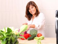 ru.depositphotos.com/Spectral: Женщина готовит овощи