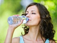 intentionalcaregiver.com: женщина пьет воду