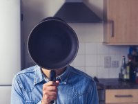 ru.depositphotos.com/lofilolo : человек держит сковороду перед лицом