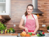 blog.pureformulas.com: женщина готовит овощи на кухне