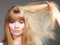 ru.depositphotos.com/Voyagerix: Женщина расчесывает волосы