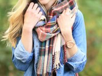 meagansmoda.com: девушка завязывает шарф-плед