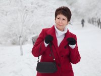 ru.depositphotos.com/glebchik: зрелая женщина в красном пальто