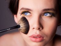 ru.depositphotos.com/rognar: Голубоглазая женщина делает макияж