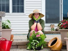  depositphotos/oocoskun : женщина садовод отдыхает