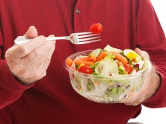  depositphotos/lisafx : мужчина есть салат