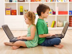 depositphotos/ ilona75: мальчик и девочка с ноутбуками