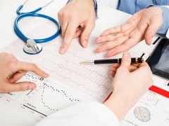 ru.depositphotos.com/ minervastock: врачи изучают результаты исследования 
