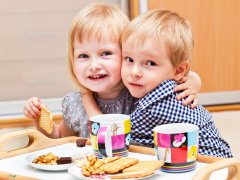 ru.depositphotos.com/natulrich: дети едят печенье