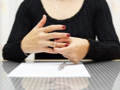 ru.depositphotos.com/bacho123456: женщина снимает обручальное кольцо
