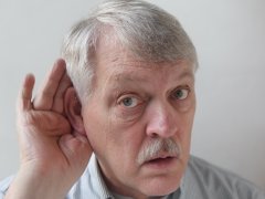 ru.depositphotos.com/aliced: пожилой мужчина прислушивается