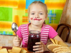 ru.depositphotos.com/Jim_Filim: девочка ест варенье