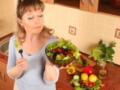 ru.depositphotos.com/LisaA85: женщина приготовила салат