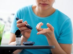 depositphotos/imagepointfr: женщина проводит тест на диабет