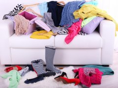 depositphotos/  belchonock: одежда разбросана на диване
