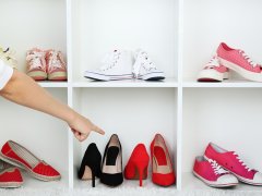 ru.depositphotos.com/belchonock: женщина выбирает туфли