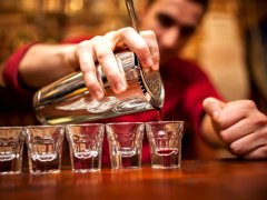 slootskylaw.com: мужчина разливает алкоголь по рюмкам