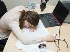 ru.depositphotos.com/Madhourses: уставшая женщина на работе