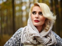  123RF/xalanx: красивая зрелая женщина блондинка