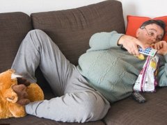 news.asiantown.net: мужчина лежит на диване
