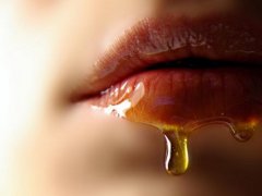 funguerilla.com: мед на женских губах