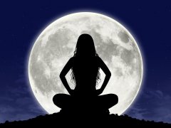 depositphotos/ Whiteisthecolor: женский силуэт на фоне полной луны