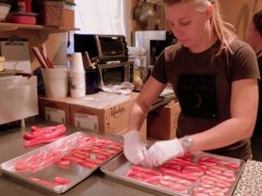 blog.mountainreservations.com: женщина делает конфеты