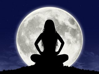 женский силуэт на фоне полной луны