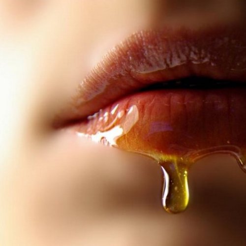 мед на женских губах