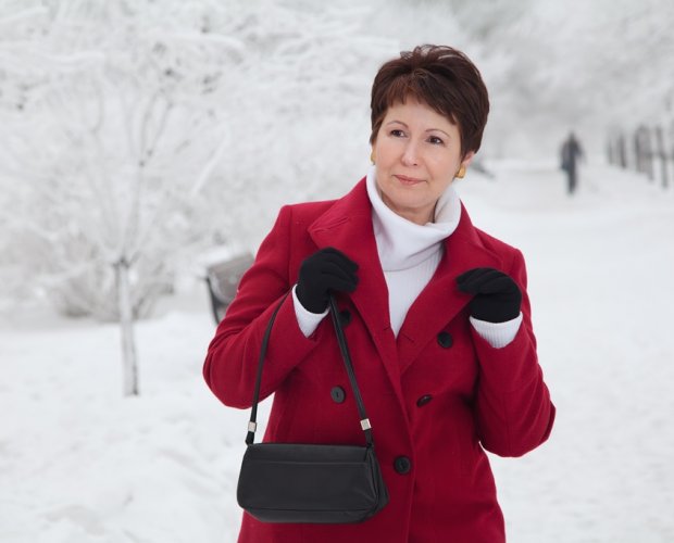 зрелая женщина в красном пальто