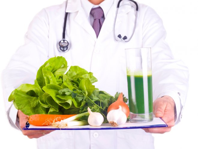 доктор держит в руках поднос с овощами