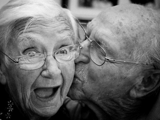 пожилой мужчина целует пожилую женщину