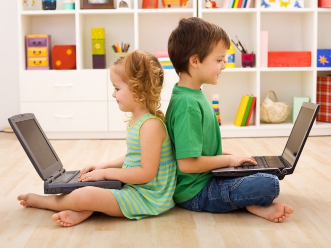 мальчик и девочка с ноутбуками