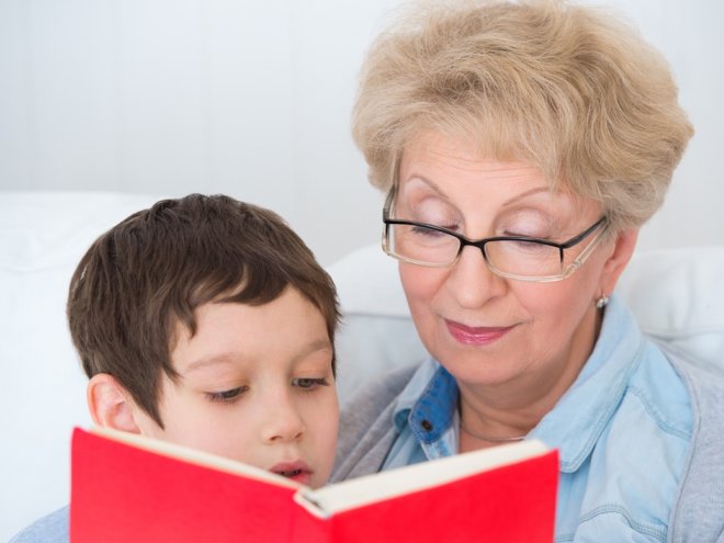 бабушка читает внуку
