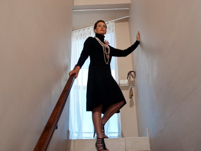 стильная зрелая женщина в черном платье